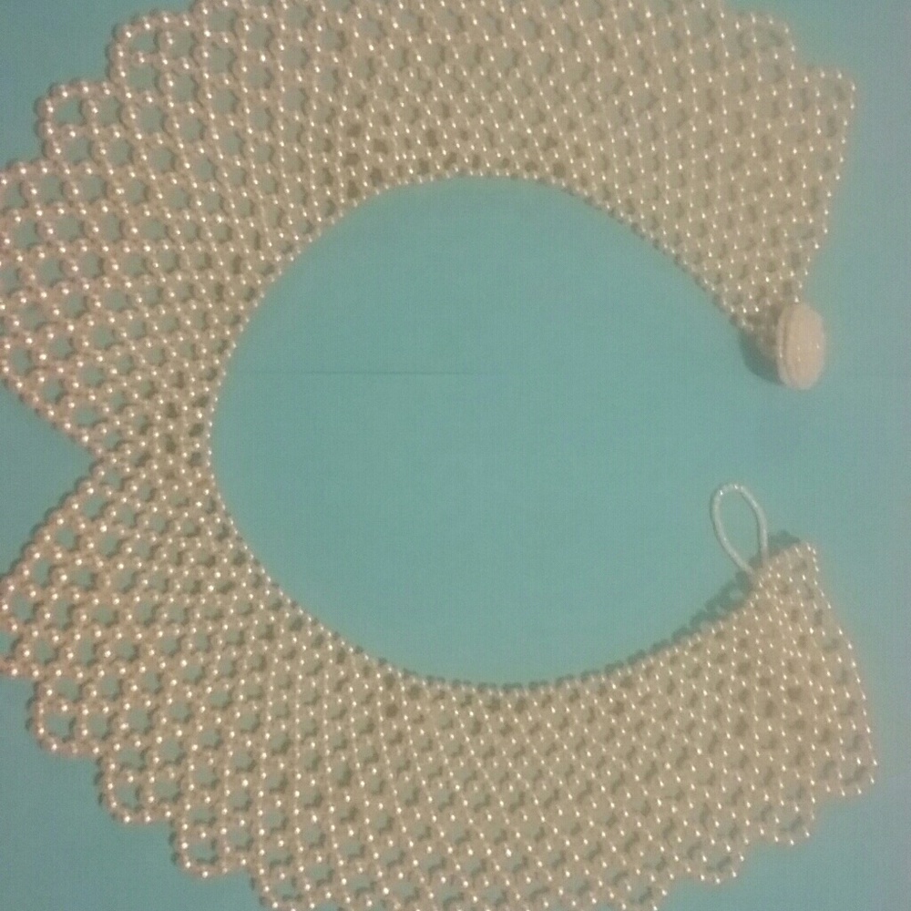 Beaded detachable collar
